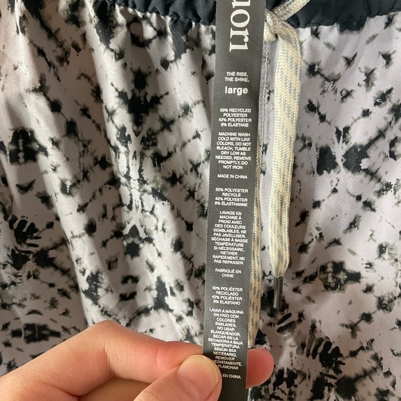 Vuori Clementine Shorts in Gray Shibori Print Size Large - Picture 5 of 5